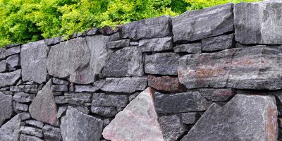 Daños a muros y fachadas de piedra